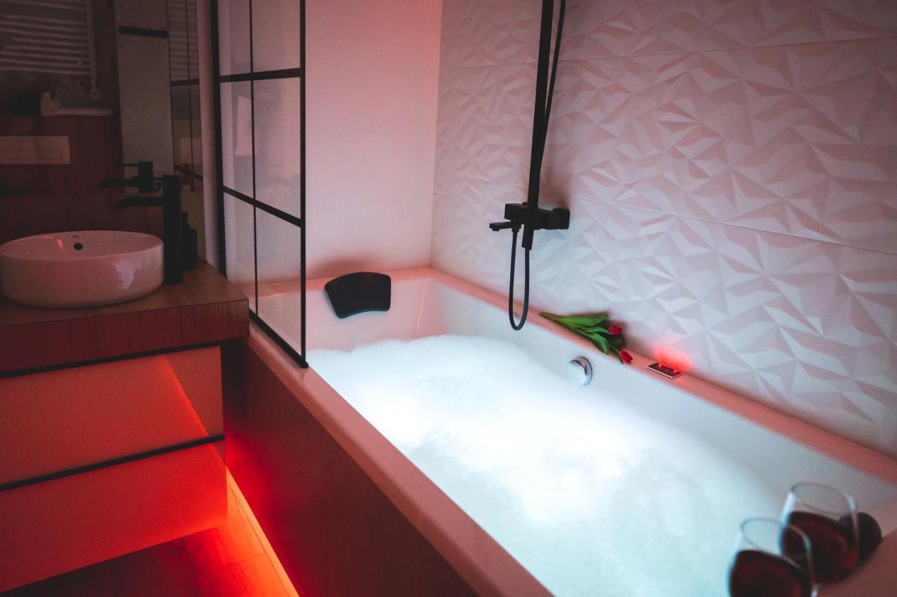 Movie Jacuzzi Apartment At The Main Station By Noclegi Renters 克拉科夫 外观 照片